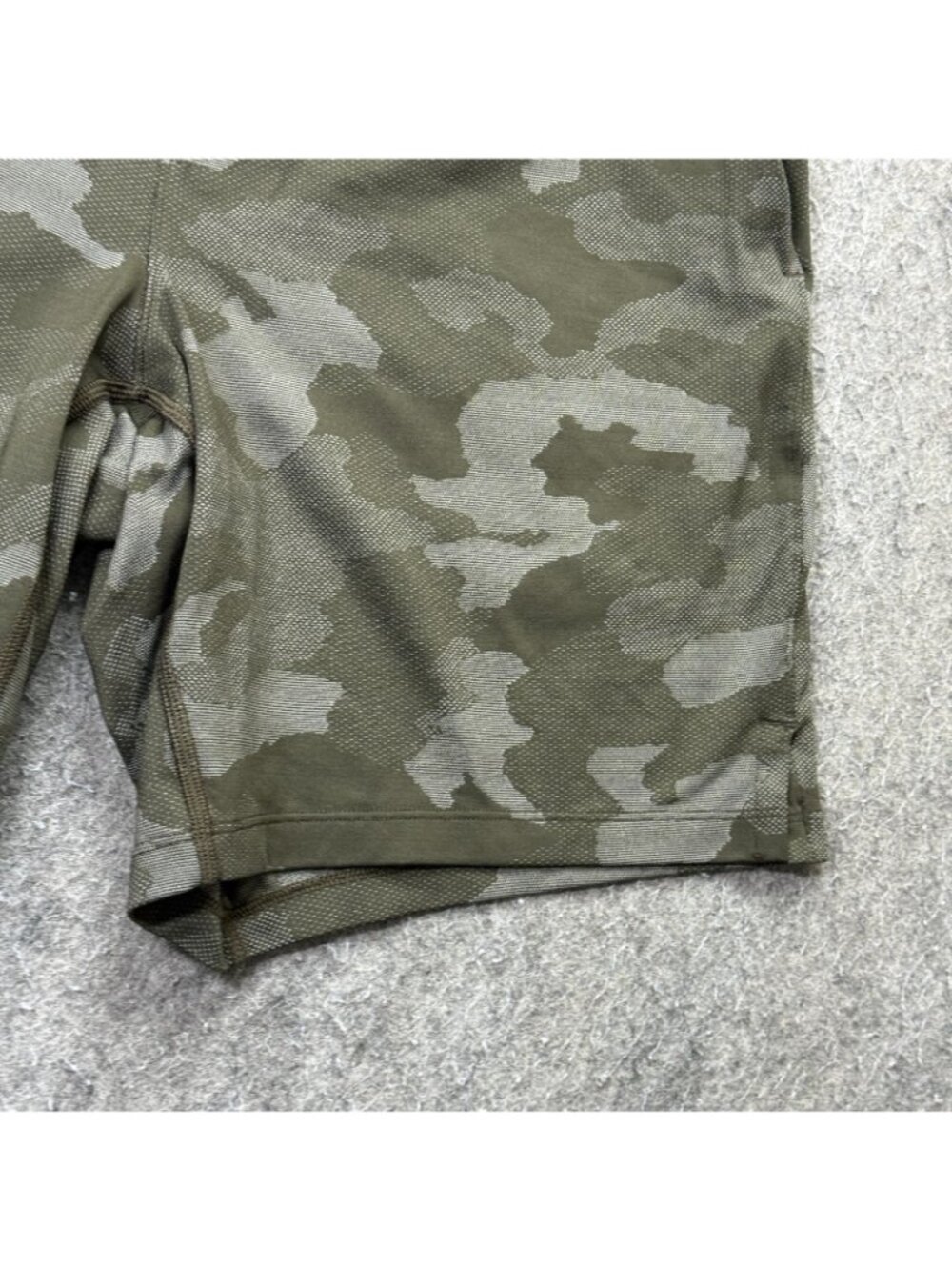 Lululemon License to Train Shorts Men S Green Camouflage Unlined 7" LM7APIS - Picture 4 of 14